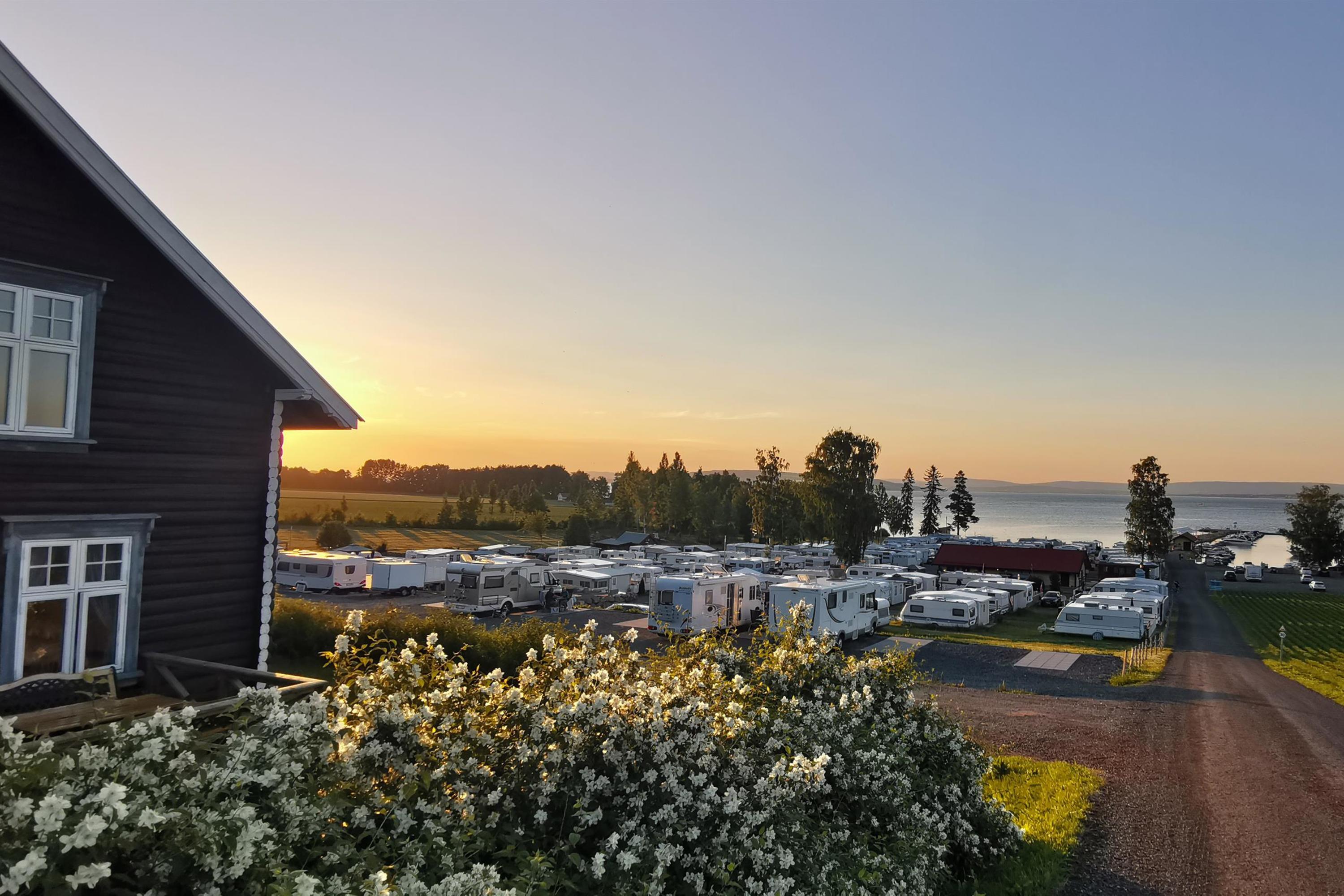 Evjua Camping - Restaurant, camping and accommodation by lake Mjøsa ...